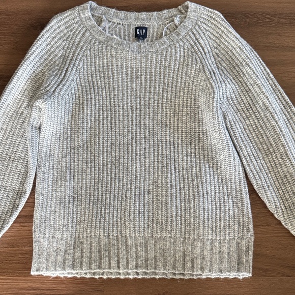 GAP NWT Women's Light Gray Crew Neck Sweater